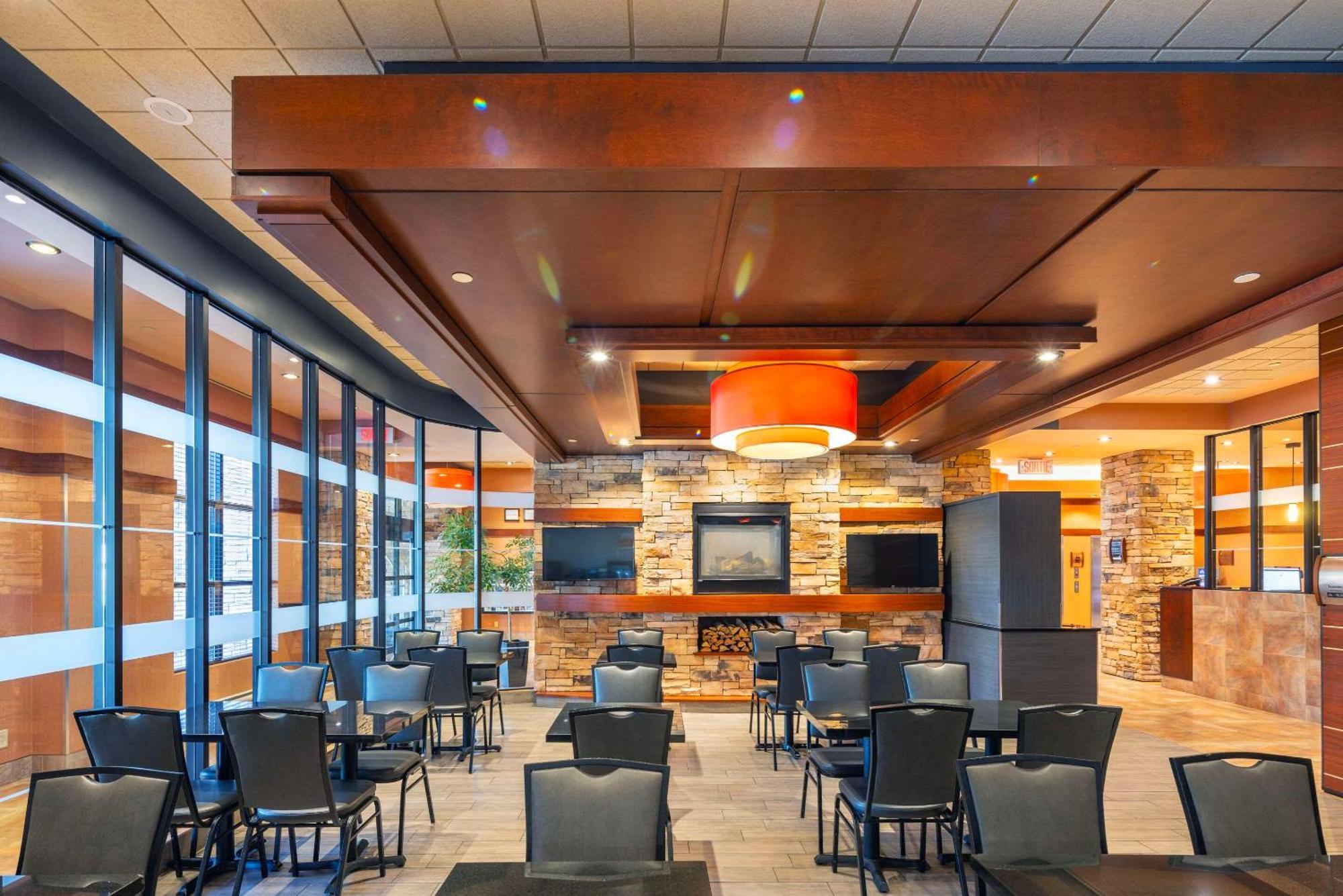 Quality Inn & Suites Levis Bagian luar foto
