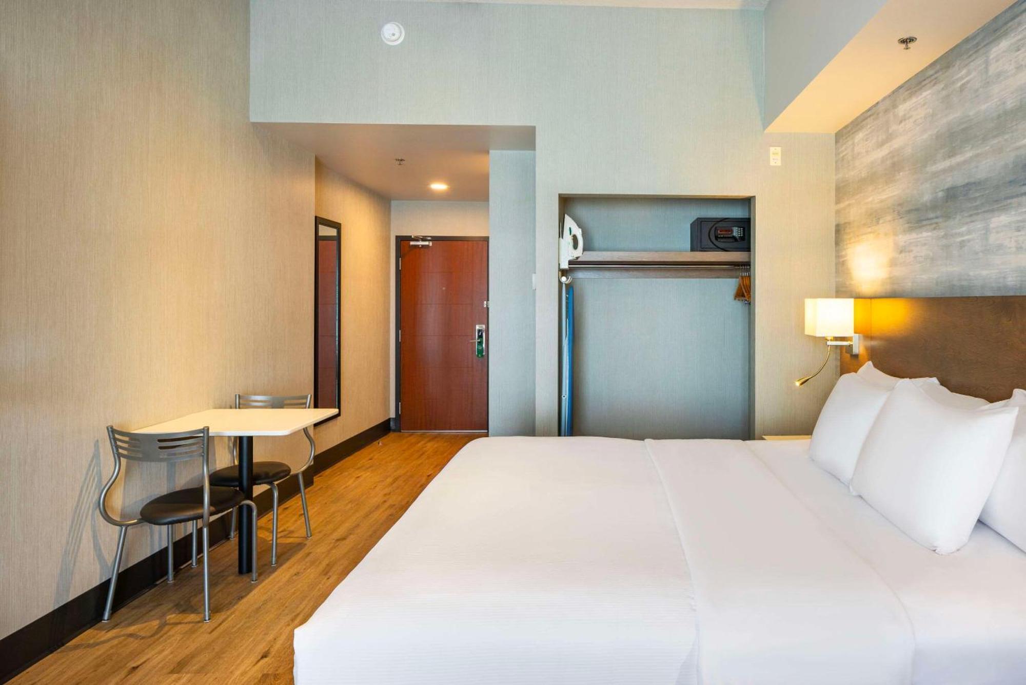 Quality Inn & Suites Levis Bagian luar foto